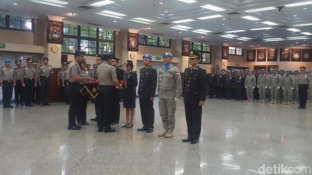200 Anggota Polisi Dapat Lencana Kehormatan dari Jokowi