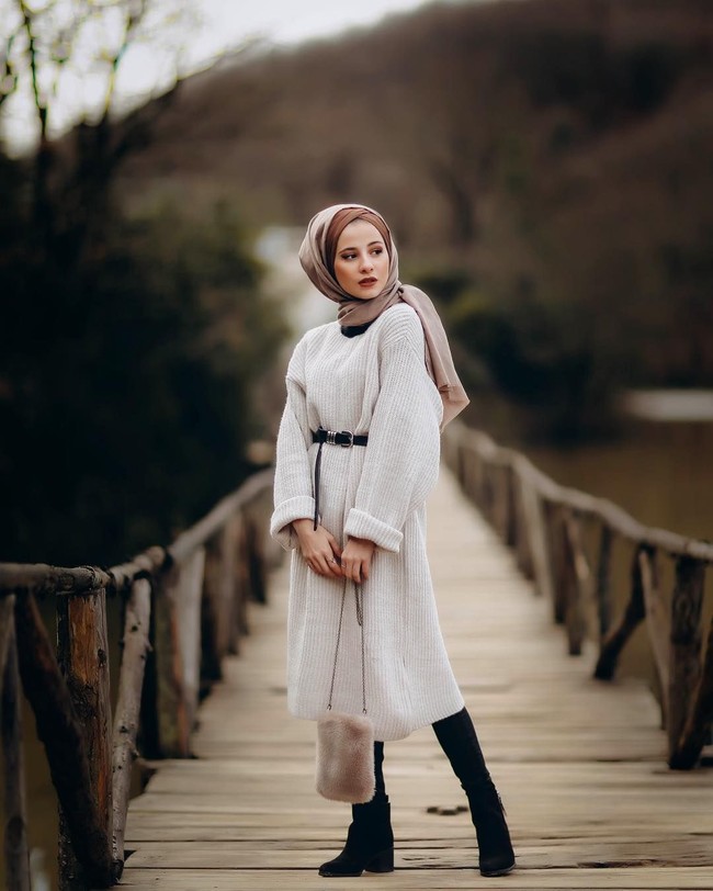 Seringkali wanita bertubuh mungil takut memakai baju oversized, karena tidak ingin terlihat tenggelam. Hal itu tidak berlaku untuk Senasura. Baju oversized bisa disiasati dengan celana pensil yang fit di bagian kaki. Senasura pun tak jarang memakaikan belt di bagian pinggang saat memakai baju oversized agar tetap terlihat proporsional. Foto: Instagram