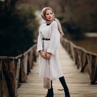 Seringkali wanita bertubuh mungil takut memakai baju oversized, karena tidak ingin terlihat tenggelam. Hal itu tidak berlaku untuk Senasura. Baju oversized bisa disiasati dengan celana pensil yang fit di bagian kaki. Senasura pun tak jarang memakaikan belt di bagian pinggang saat memakai baju oversized agar tetap terlihat proporsional. Foto: Instagram