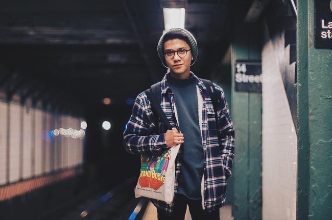 Kemeja flannel, topi beanie dan kacamata membuat Iqbaal Ramadhan tampak makin ganteng.  Foto: dok Instagram