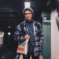 Kemeja flannel, topi beanie dan kacamata membuat Iqbaal Ramadhan tampak makin ganteng.  Foto: dok Instagram