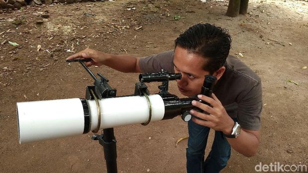 Pecinta Astronomi Cirebon Rakit Teropong Paralon demi Saksikan Gerhana