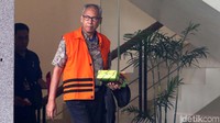 Bimanesh membisu saat dicecar para wartawan terkait kasus yang menimpanpanya.