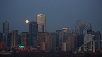 Super blue blood moon di antara gedung perkantoran di Beijing (Foto: REUTERS/Natalie Thomas)