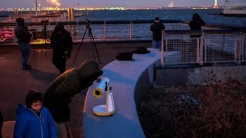 Terlihat bulan di atas Patung Liberty di New York. Foto: Reuters
