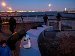 Potret Penantian Super Blue Blood Moon di Berbagai Negara