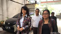 Dia kemudian naik ke lantai 3 melaporkan kedatangannya. 