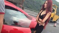 Perempuan berambut panjang berwarna merah dengan pakaian tank top hitam, mengaku gagal menginjak rem kendaraan mewahnya itu karena sepatu hak tingginya. Foto: Pool (Bastillepost)