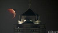 Menggunakan teknik multiple exposure, Bulan yang saat ini dekat ke Bumi sangat tampak terlihat dengan mata telanjang.