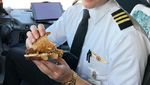 Keren Banget! Ini 10 Pose Pilot Vegetarian Makan di Kokpit Pesawat