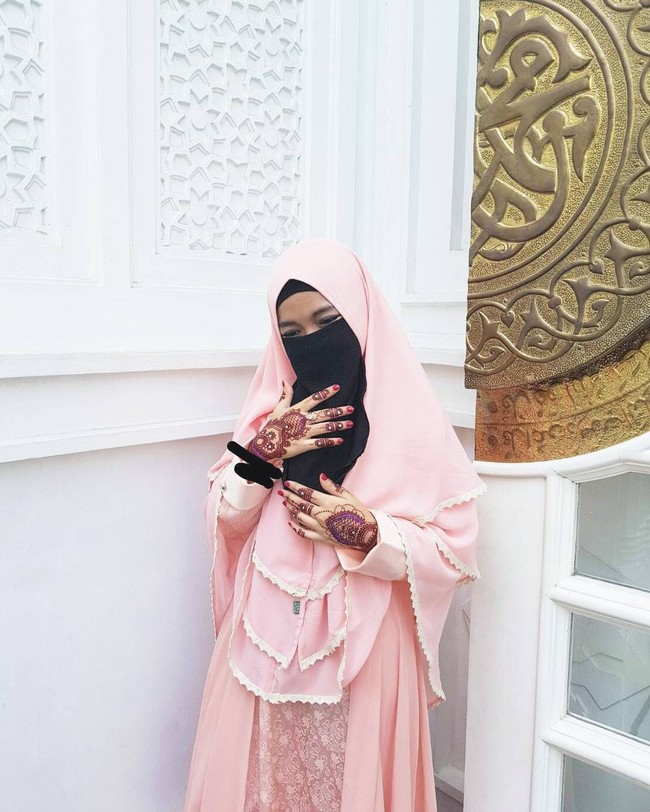 Penampilannya saat pernikahan sang kakak, Taqi Malik dan Salmafina juga tampak menawan. Ia memakai hena di tangannya, dan memakai busana dengan aksen bertumpuk. Warna peach pada busananya juga tampak sangat manis dipadukan dengan renda dan kain lace. Foto: Instagram/WafiqMalik