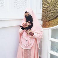 Penampilannya saat pernikahan sang kakak, Taqi Malik dan Salmafina juga tampak menawan. Ia memakai hena di tangannya, dan memakai busana dengan aksen bertumpuk. Warna peach pada busananya juga tampak sangat manis dipadukan dengan renda dan kain lace. Foto: Instagram/WafiqMalik