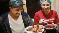 Bersama suaminya, Chelsea terlihat asyik makan ayam goreng dengan sambal. Pemilik senyum manis ini ternyata doyan pedas. Lihat saja sambalnya dipegang seolah tak rela dibagi.