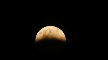Kalau ini pemandangan menjelang gerhana bulan di Jakarta. Foto: Reuters