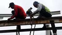 Pekerja membangun Stasiun Klender Baru di Jakarta Timur.