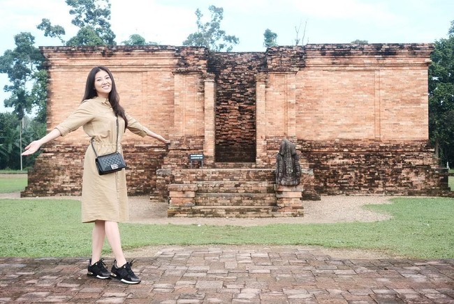 Berpose di kawasan Candi Muara Jambi, Sarwendah terlihat memakai Chanel Boy Small Quilted Flap Bag. Tas ini harganya sekitar US$ 4.300 atau sekitar Rp 58 juta. Foto: Instagram
