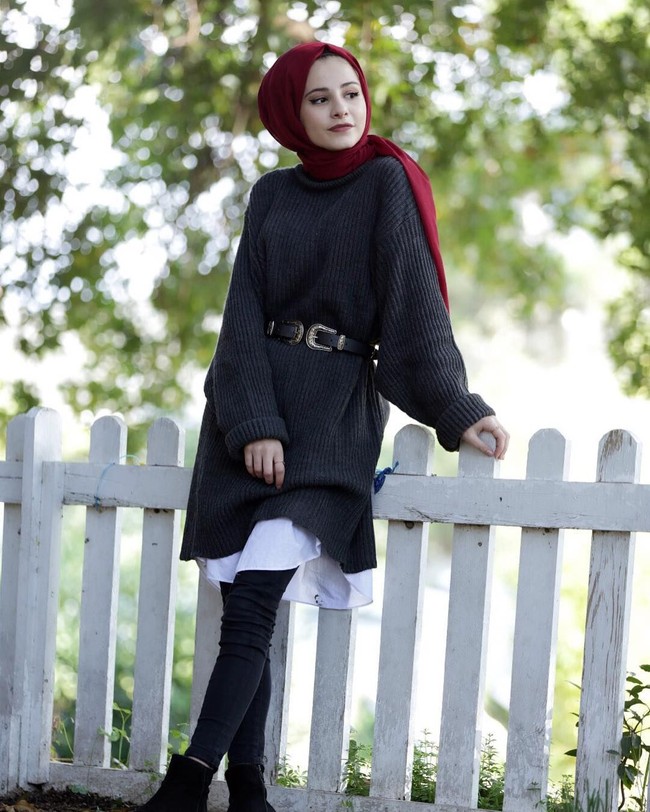 Pemakaian belt di bagian pinggang, membuat kaki Senasura terlihat lebih jenjang. Selain memakai belt, ia pun sering memakai celana dengan garis pakai di bagian pinggang dan baju atasan dimasukkan ke dalam celana. Garis di bagian pinggang terkecil memberikan siluet kaki yang lebih jenjang. Foto: Instagram