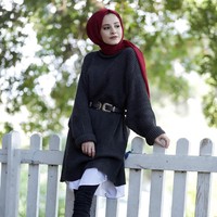 Pemakaian belt di bagian pinggang, membuat kaki Senasura terlihat lebih jenjang. Selain memakai belt, ia pun sering memakai celana dengan garis pakai di bagian pinggang dan baju atasan dimasukkan ke dalam celana. Garis di bagian pinggang terkecil memberikan siluet kaki yang lebih jenjang. Foto: Instagram