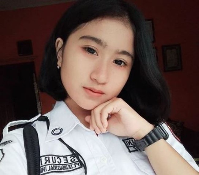 Wanita cantik berusia 22 tahun ini juga berprofesi sebagai satpam. Setelah gagal menjadi polwan dan TNI AD, Diana Anggraini tak patah semangat untuk mengejar kariernya di bidang militer. Foto: Instagram