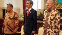 Raker juga dihadiri oleh Menteri Koordinator Bidang Perekonomian Darmin Nasution dan Menteri Perdagangan Enggartiasto Lukita.