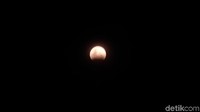 Fase gerhana bulan dimulai, dilihat dari Istiqlal