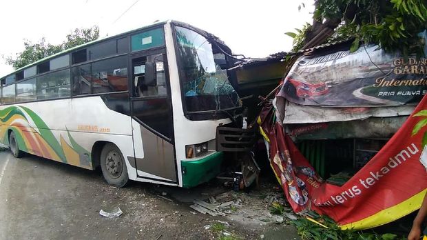 Bus juga menabrak motor yang ada di depan toko