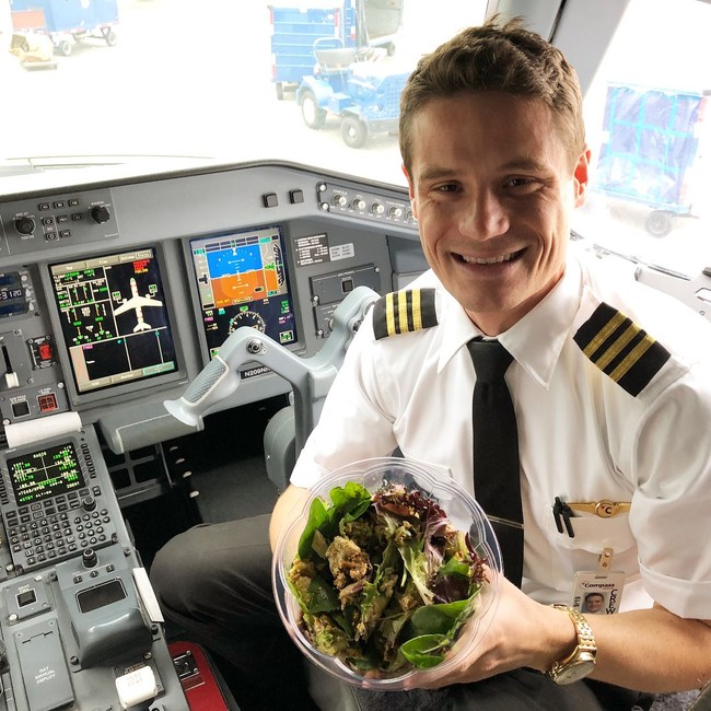 Pose Keren Pilot Vegetarian Makan di Kokpit hingga Makanan Bertema SpongeBob
