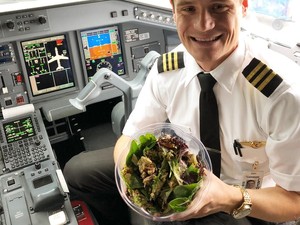 Pose Keren Pilot Vegetarian Makan di Kokpit hingga Makanan Bertema SpongeBob