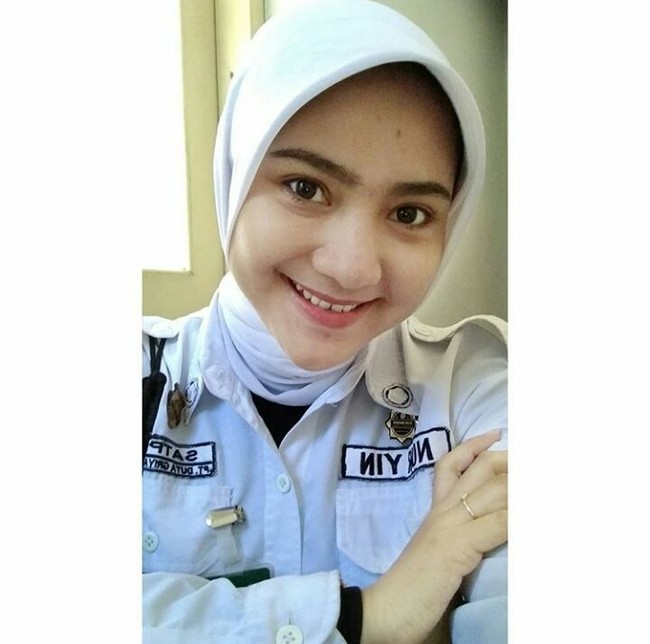 Memiliki senyuman yang manis, Nuryin Oktav satpam Bank Mandiri Syariah di Jawa Timur ini membuat pria terpesona. Foto: Instagram