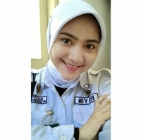 Memiliki senyuman yang manis, Nuryin Oktav satpam Bank Mandiri Syariah di Jawa Timur ini membuat pria terpesona. Foto: Instagram