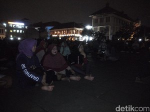 Sambil Duduk, Pengunjung Kota Tua Nantikan Super Blue Blood Moon