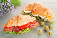 4 Langkah Cara Makan Croissant yang Benar