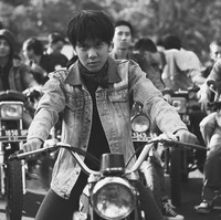 Inilah pesona Iqbaal menjadi Dilan. Sosok Dilan sedikit berbeda dengan Iqbaal. Dilan digambarkan dengan sosok rebelnya bersama geng motornya.  Foto: dok. Instagram