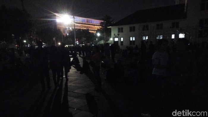 Usai Tonton Super Blue Blood Moon, Pengunjung Tinggalkan Kota Tua