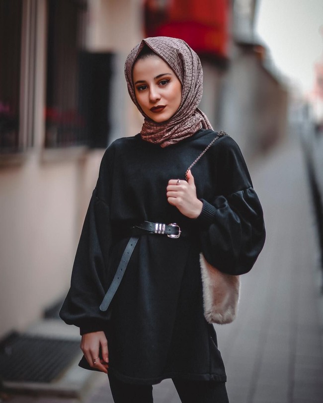 Jika dilihat lebih dekat, hijabers asal Turki Senasura punya pola busana khusus untuk menyiasati tubuhnya hingga terlihat lebih jenjang. Untuk kamu yang bertubuh mungil, gaya busana hijabers yang punya banyak pengikut di Instagram ini bisa jadi inspirasi. Foto: Instagram