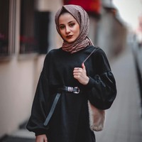 Jika dilihat lebih dekat, hijabers asal Turki Senasura punya pola busana khusus untuk menyiasati tubuhnya hingga terlihat lebih jenjang. Untuk kamu yang bertubuh mungil, gaya busana hijabers yang punya banyak pengikut di Instagram ini bisa jadi inspirasi. Foto: Instagram
