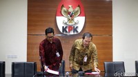 Rudi Erawan diduga telah menerima suap (gratifikasi) sebanyak Rp 6,3 miliar dalam proyek jalan di Kementerian PUPR.