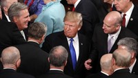 Pidato kenegaraan semacam ini disampaikan setiap tahun oleh seorang Presiden AS. Trump tampak menyalami para anggota Kongres AS saat tiba di Capitol. Foto: REUTERS/Jonathan Ernst