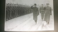 Saat AH Nasution memeriksa barisan kehormatan di Moskow, Rusia, 1961 (Foto: Dok. Buku Jenderal Tanpa Pasukan Politisi Tanpa Partai (grafitipers))