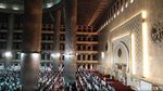 Salat dan Gema Selawat Warga Ramaikan Masjid Saat Gerhana Bulan