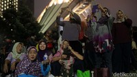 Warga memadati kawasan TIM ini untuk menyaksikan gerhana bulan total.