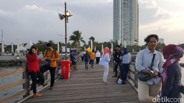 Kawasan Ancol yang dipenuhi masyarakat