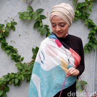 Menurut Sarah, motif dalam scarf ini merupakan ragam corak perasaan wanita. Lagu-lagu Chiki menggambarkan keteguhan, ketulusan, sekaligus insecurity dari seorang wanita. Sarah pun menuangkannya dalam gambar simbol wanita yang abstrak. (Foto: Silmia Putri/Wolipop)