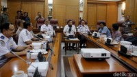 Sandiaga memimpin rapat tertutup tersebut dengan Kepala Dishub DKI Andri Yansyah, Kepala Satpol PP DKI Yani Wahyu, dan perwakilan dari kepolisian.