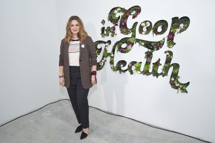 BEVERLY HILLS, CA - JANUARY 08:  Actress Drew Barrymore attends the 74th Annual Golden Globe Awards at The Beverly Hilton Hotel on January 8, 2017 in Beverly Hills, California.  (Photo by Frazer Harrison/Getty Images)