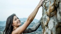 Atlet BASE jumping yang juga gemar panjat tebing, Clair Marie, gemar menantang dirinya sendiri untuk mendapatkan adrenalin. (Foto: instagram/thebasegirl)