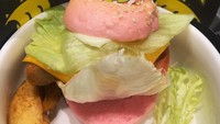 Burger ini untuk vegetarian. Namanya saja Vegetarian Fish Fillet Burger with Wasabi. Wah, pakai wasabi. Gimana rasanya, ya? Foto: Intagram @tsucatcat