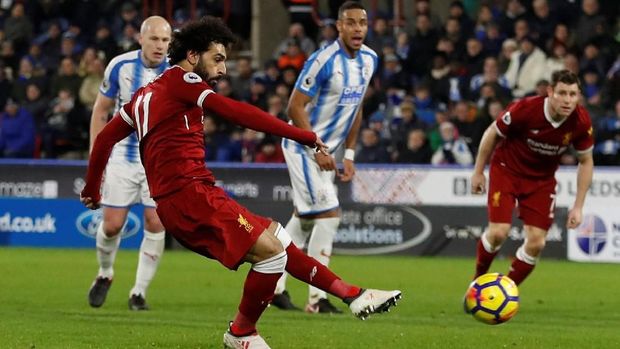 Gol penalti Mohamed Salah menutup kemenangan Liverpool 3-0 atas Huddersfield.