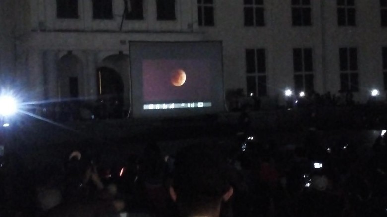Wisatawan melihat Super Blue Blood Moon di Kota Tua, Jakarta Barat (Haris Fadhil/detikcom) Wisatawan melihat Super Blue Blood Moon di Kota Tua, Jakarta Barat (Haris Fadhil/detikcom)