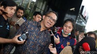 VP Corporate Secretary and Investor Relations PT Garuda Indonesia, Hengki Heriandono meninggalkan gedung KPK, Jakarta, Selasa (31/1/2018).
